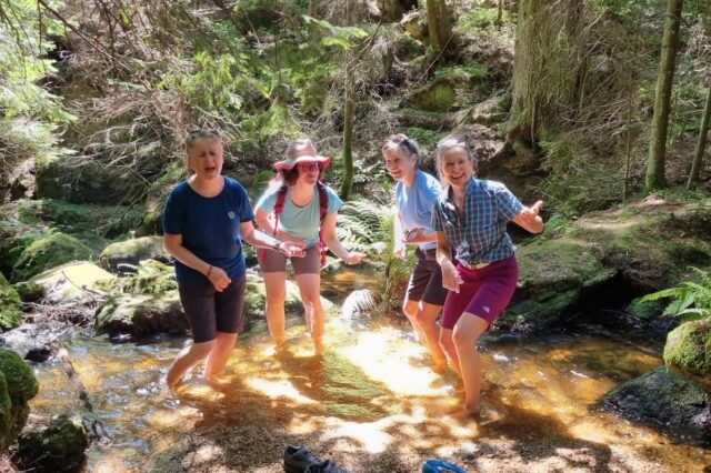 https://www.susanne-leitner.at/wp-content/uploads/2024/08/Singen_in_der_Klamm-1-e1724855225933-640x426.jpg